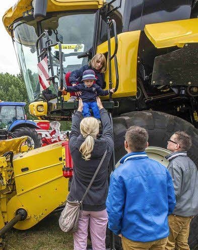 Keine Angst vor großer Technik: Selbst die Jüngsten nutzten die Chance, sich die Maschinen anzusehen.