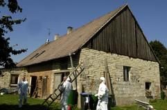 Beamte des Landeskriminalamtes von Sachsen-Anhalt sichern am Donnerstag (18. August 2005) mögliche Spuren am Haus eines Tatverdächtigen im Fall von Alexandra Ryll in Neujanisroda bei Naumburg. (Foto: dpa)