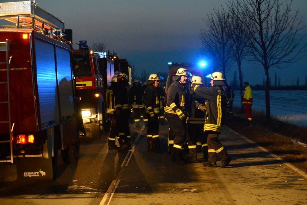 Beide Unfallopfer mussten von der Feuerwehr aus dem Fahrzeug befreit werden.