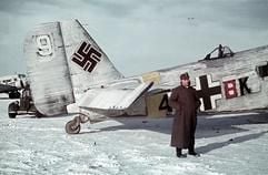 Ein Soldat steht 1944 vor einer JU-52 auf dem Feldflughafen in Rostow am Don.