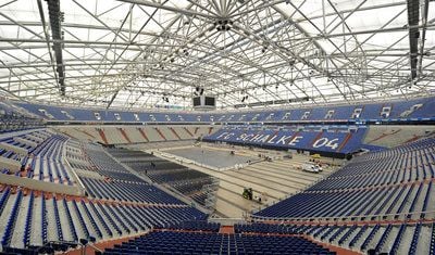 Arbeiter verwandeln die Schalke-Arena in Gelsenkirchen in ein Eishockey-Stadion. (FOTO: DPA)