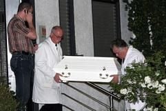 Ein Sarg wird am Mittwochabend (25.05.2005) aus einer Wohnung in Alsdorf bei Aachen getragen. Ein Vater hat in Alsdorf seine beiden Kinder getötet. (Foto: dpa)