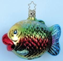 Fisch an der Fichte - das gläserne Tier stammt aus der Reihe "Sea" von Inge-Glas. (Foto: dpa)