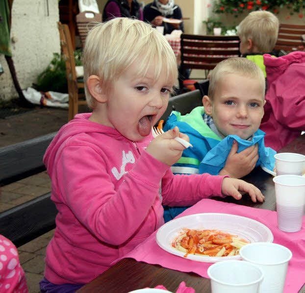 Das schmeckt! Wo einst die Alten sungen, da speisen jetzt die Jungen. Nach der erlebnisreichen Weinberg-Wanderung genießen die Kinder ihr ganz spezielles „Winzer-Mahl“ im urigen Hof des Weingutes.