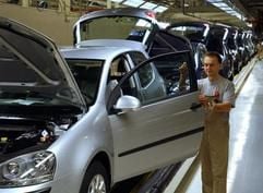In der Volkswagen Sachsen GmbH in Zwickau/Mosel wird der neue Golf 5 montiert. Hier wird seit Beginn des Jahres 2004 auch der viertürige Golf 5 produziert. (Archivfoto: dpa)