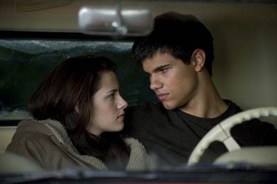 Bella (Kristen Stewart) und Jacob (Taylor Lautner) in «New Moon: Biss zur Mittagsstunde». In dem Film scheint der Traum der Liebenden, zusammenbleiben zu können, wahr geworden zu sein. Doch er ist nur von kurzer Dauer. (FOTO: DPA)