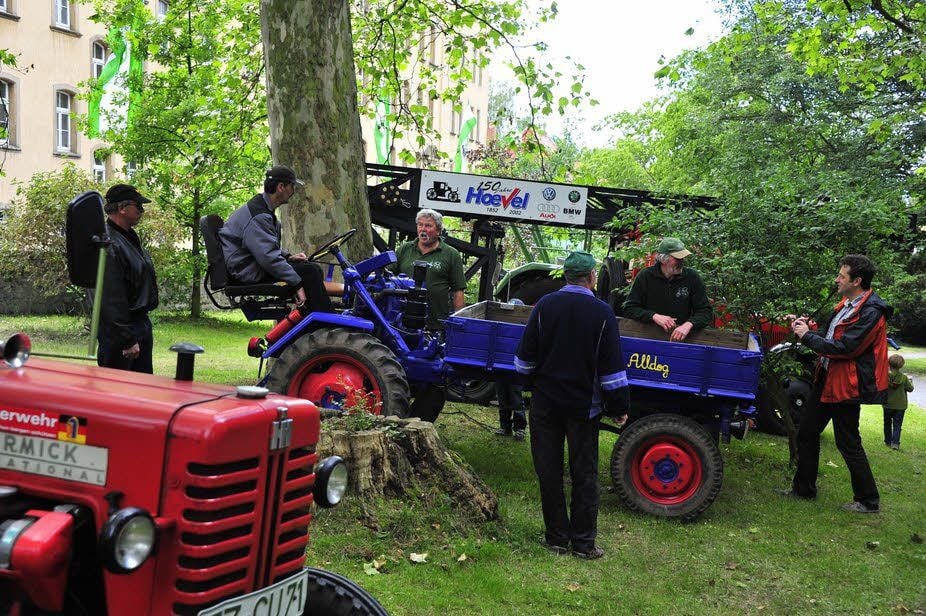 Zum Schlossfest waren etliche Oldtimer ausgestellt. Aus Poppendorf war Wolfram Oertel mit seinem Lanz Alldog (blau) „angereist“.