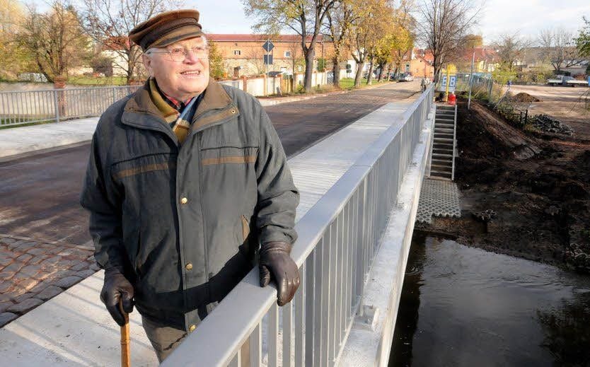 Karl Freyer geht als einer der ersten Baalberger über die neue Brücke. Unterhalb des Bauwerkes ist eine Messstelle für den Pegel der Fuhne.