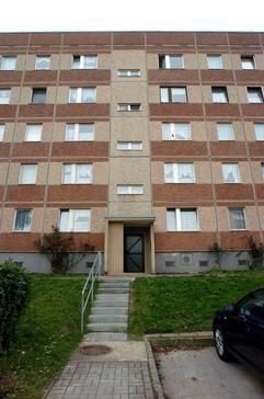 In einer Wohnung dieses Plattenbaus in Sangerhausen ist ein toter Säugling gefunden worden. (Foto: dpa)