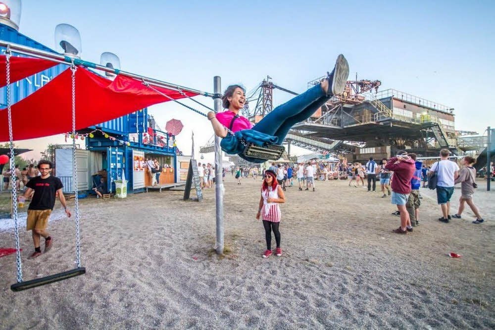 Attraktives Sachsen-Anhalt: Beim Melt-Festival in Ferropolis wurde geschaukelt und gefeiert - 20 000 Besucher waren dabei.