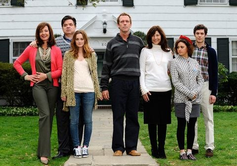 Die Schauspieler Allison Janney als Carol Ostroff (v.l.n.r.), Oliver Platt als Terry Ostroff, Leighton Meester als Nina Ostroff, Hugh Laurie als David Walling, Catherine Keener als Paige Walling, Alia Shawkat als Vanessa Walling und Adam Brody als Toby Walling in einer Szene des Kinofilms «Die Tochter meines besten Freundes». (FOTO: DPA)