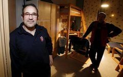 Stefan Hutter (l.), Kapitän der Heilsarmee, steht in einem Zimmer des sozialen Wohn- und Betreuungsprojektes fuer alkoholkranke in Naumburg neben einem Bewohner. Die einzige Gemeinde der Heilsarmee in Sachsen-Anhalt hat sich der Arbeit mit Alkoholkranken verschrieben. (Foto: ddp)