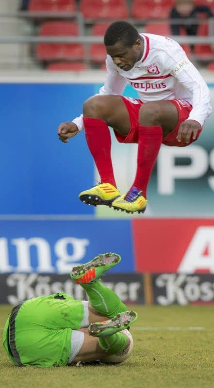 Dieses Mal kommt HFC-Angreifer Francky Sembolo einen Schritt zu spät und überspringt fair Stuttgarts Torwart Odisseas Vlachodimos.