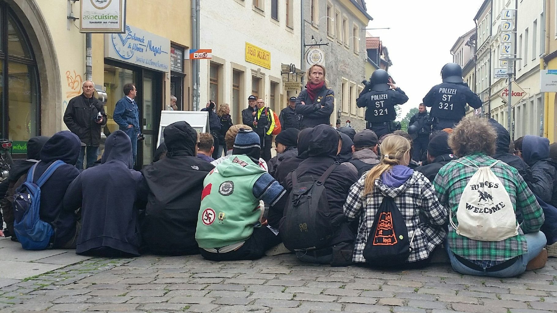 Eine Sitzblockade gegen eine rechte Demonstration in Merseburg.