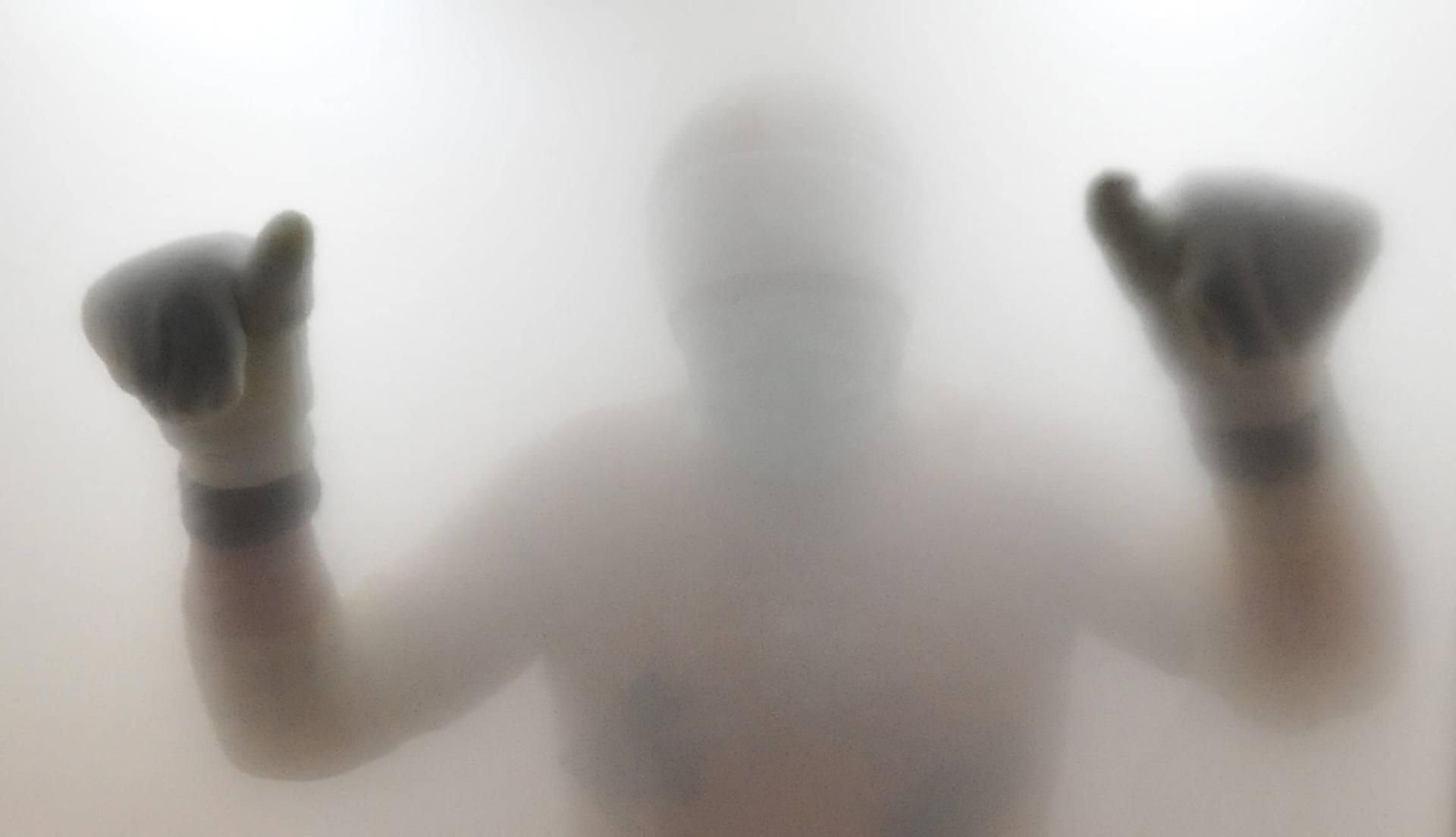 Die Kälte setzt das Schmerzempfinden herab: Unter anderem können Rheumapatienten von der Kältetherapie profitieren - in die Kammer dürfen sie aber nur, wenn Ohren, Mund und Hände gut geschützt sind.