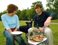 Die Grillkohle gut durchgeglüht, das Grillgut tropffrei aufgelegt - dann steht einem gesunden Essen nichts mehr im Wege. (Foto: AOK Mediendienst/dpa/gms)