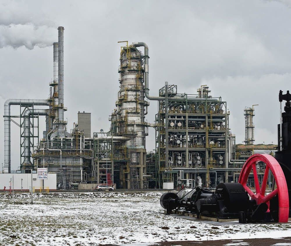 Die Total-Raffinerie in Spergau ist eine komplexe Anlage. Im Vordergrund ein Zeugnis der Industriegeschichte
