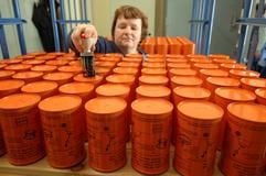 Produktionsarbeiterin Ilona Voelsch stempelt in der Pyrotechnik Silberhütte, einer Niederlassung der Rheinmetall Waffen Munition GmbH, schwimmfähige Rauchsignale. (Foto: dpa)