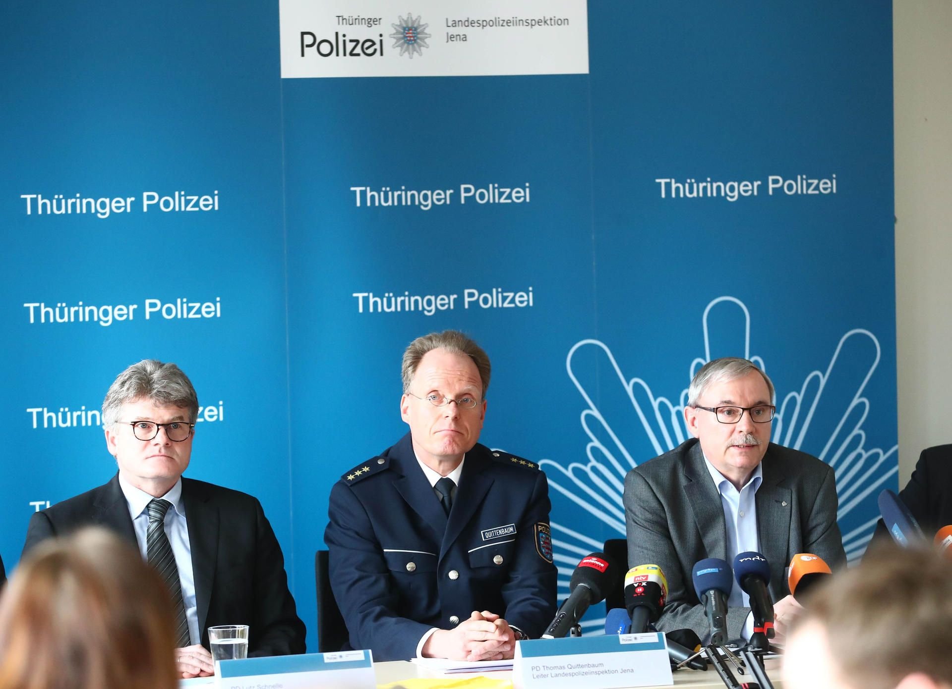 Einsatzleiter der Soko Altfälle, Polizeidirektor Lutz Schnelle, Polizeidirektor Thomas Quittenbaum, Leiter der Polizei Jena und Leitender Oberstaatsanwalt Thomas Villwock (von links) sprechen bei einer Pressekonferenz der Polizei Jena zu Medienvertretern.