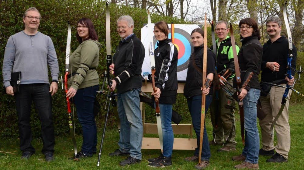 Andrea Probst, Zweite von rechts, mit einem Teil der Bogensportgruppe. Links Vorsitzender Michael Berndt, Dritter von links sein Vorgänger Horst Kodaschewski.