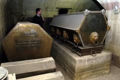 Der Historiker Harald Schukraft beschreibt in der Grablege der Stuttgarter Stiftskirche die Ruhestätte (Foto vom 20.12.2004): Mehr als 100 Angehörige des Hauses Württemberg - Herzöge, Könige, Fürsten, Kinder - Haben in der kleinen Gruft ihre letzte Ruhestätte gefunden. Für die Öffentlichkeit ist die Grabkammer unter Chor und Sakristei geschlossen. (Foto: dpa)