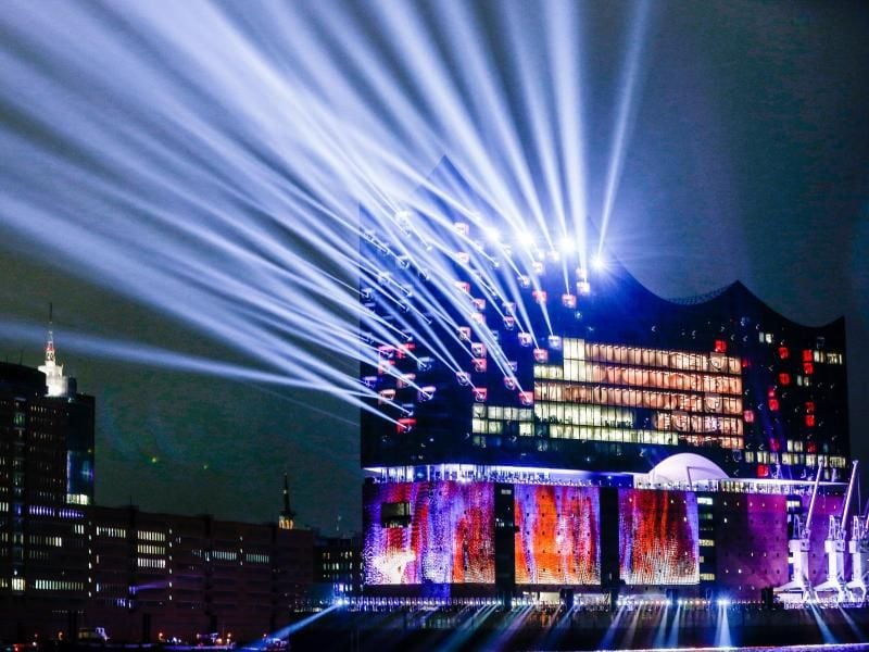 Eine Lichtshow an der Elbphilharmonie zur feierlicher Eröffnung. Foto: Markus Scholz/Archiv