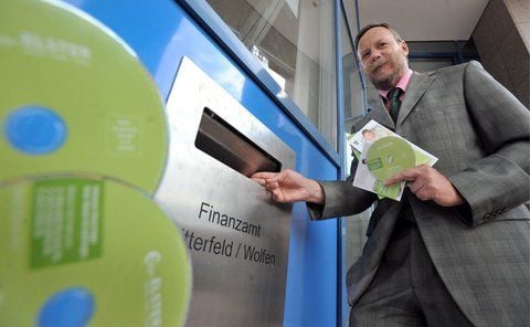 Finanzamtsvorsteher Winfried Oberhaus illustriert, dass aufgrund der Software «Elster» der Amtsbriefkasten immer seltener benötigt wird. (FOTO: A. KEHRER)