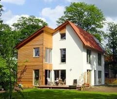 Sparsamer Haustyp - ein Passivhaus benötigt weniger als zehn Prozent der Heizwärme eines durchschnittlichen Gebäudes. Die Architektur muss sich jedoch nicht von der herkömmlicher Häusern unterscheiden. (Foto: dpa)