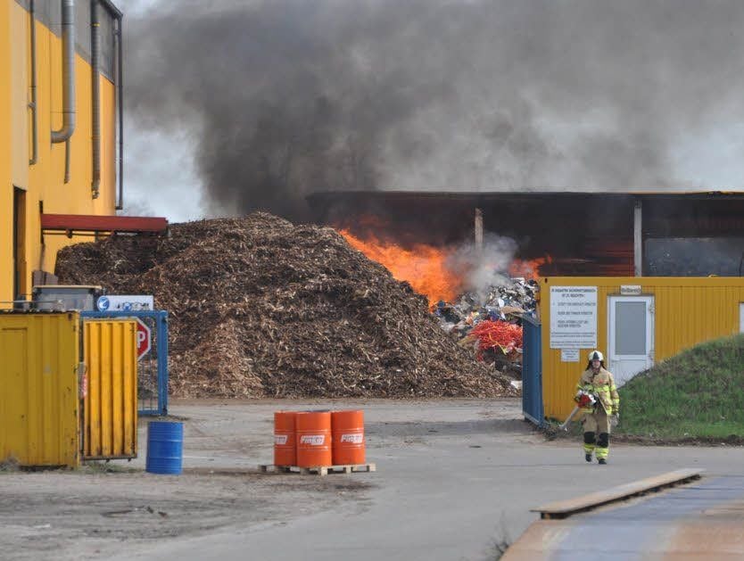 Eine riesige Rauchsäule wies den anrückenden Feuerwehrleuten den Weg zum Brandort.