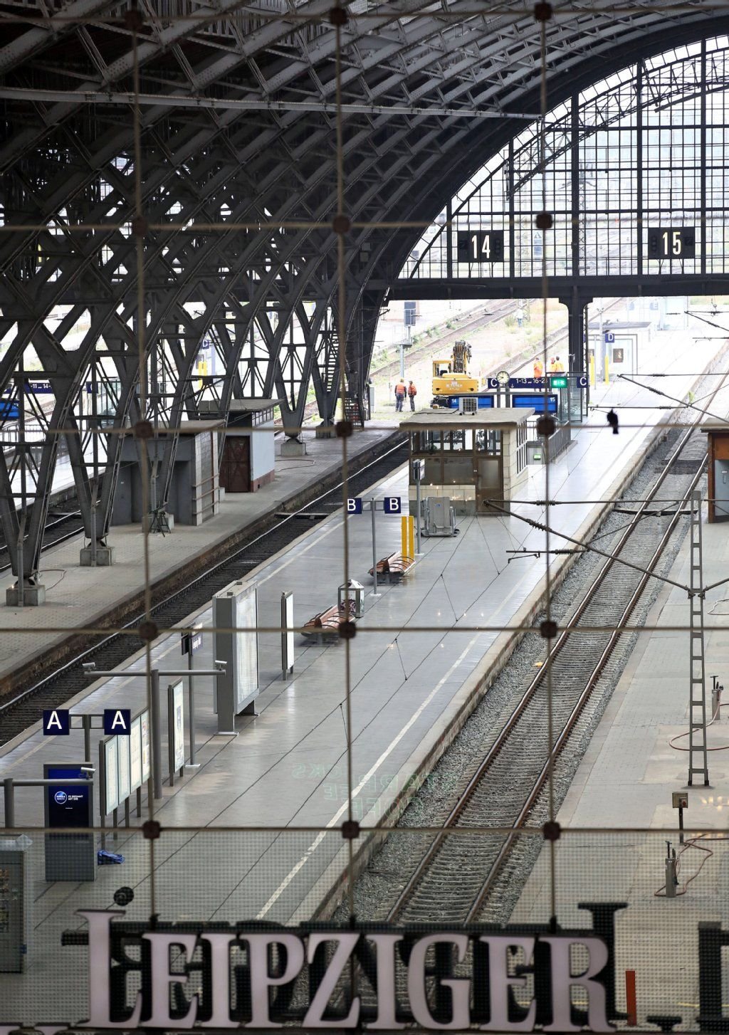 Menschenleere Bahnsteige im Hauptbahnhof Leipzig
