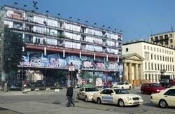 Zwei neue Kunstwerke versperren den Blick auf das neu sanierte Brandenburger Tor. Die 40 Meter hohen und 17 Meterbreiten Kunststoffbahnen zeigen auf der Westseite einAutobahngeflecht und auf der Ostseite ein als »Sozialpalast»bekanntes Haus aus Schöneberg. Die Berliner Elektrizitäts-Werke AG (Bewag) bezahlt die bis zum 24. September dauernde Aktion der renommierten Künstler Thomas Bayrle und Michel Majerus.