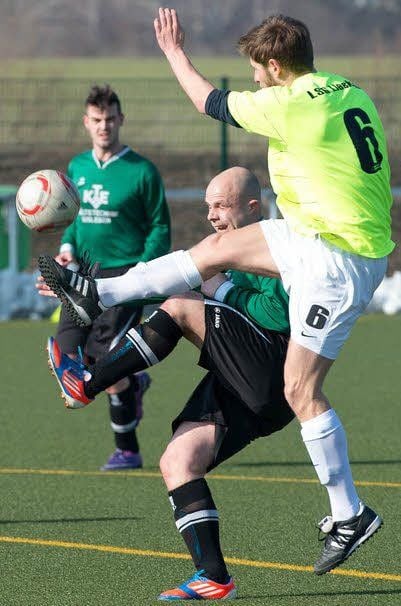 Lieskaus Björn Hoppe (r.) zeigt vollen Einsatz.