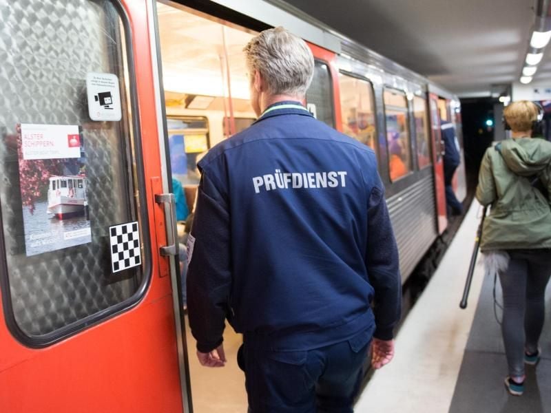 Wer schwarzfährt, begeht eine Straftat. Kontrolleure haben das Recht, die Person vorläufig festzuhalten. Foto: Daniel Reinhardt