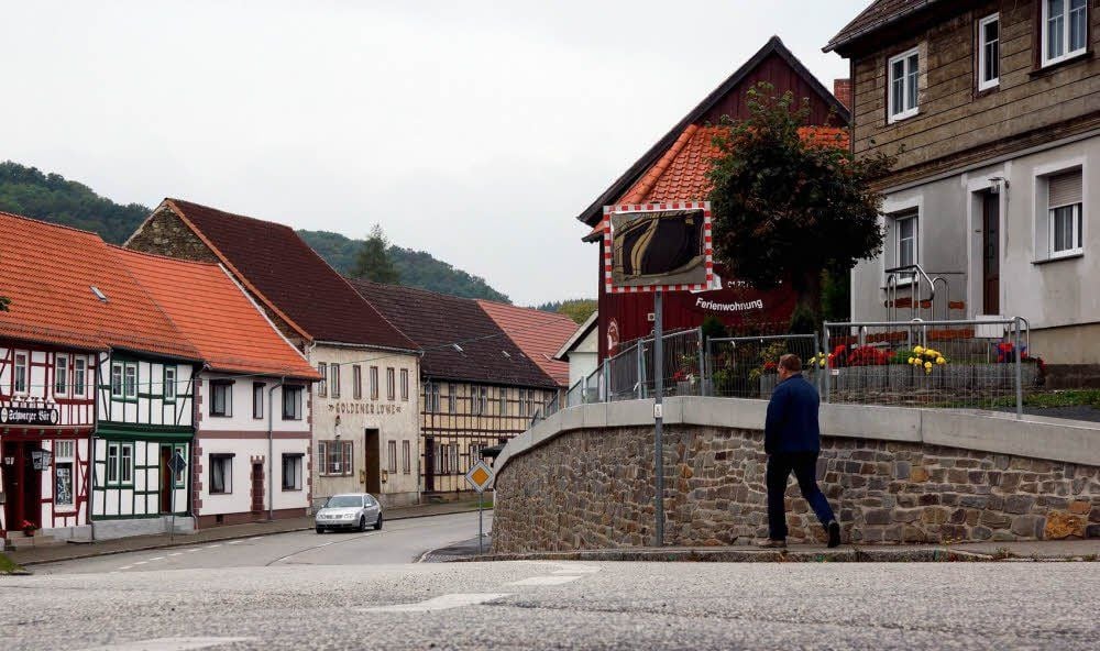 Unterhalb des Schlösschens ist an der Ecke Neustadt/Marktstraße in Güntersberge eine neue Stützwand errichtet worden.