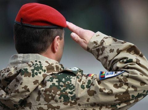 Ein Angehöriger der Bundeswehr salutiert. (SYMBOLFOTO: DPA)