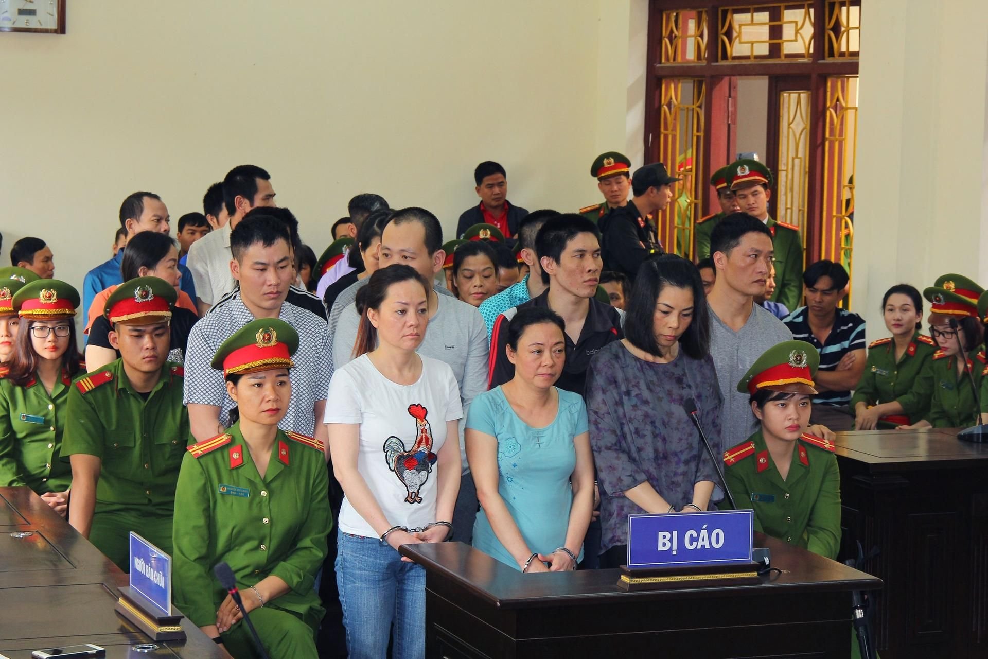 Angeklagte stehen während eines Prozesse in Ha Nam, Vietnam. neun von ihnen wurden zum Tode verurteilt.
