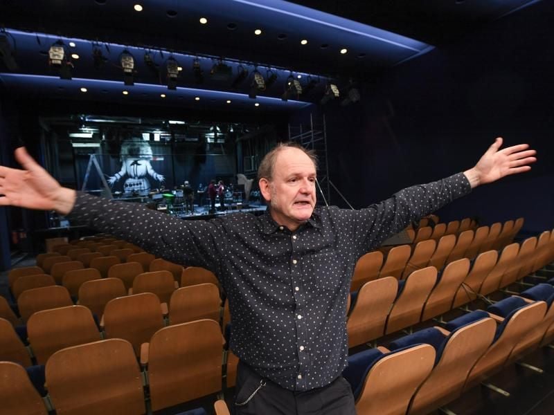 Michael Quast, Intendant der Frankfurter Volksbühne, breitet im Saal des Theaters seine Arme aus. Foto: Arne Dedert/dpa