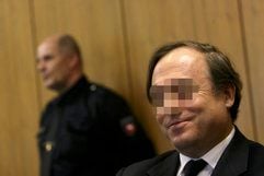 Der wegen Bestechlichkeit angeklagte Jura-Professor der Universität Hannover, Thomas A., sitzt in Hildesheim im Landgericht. (Foto: ddp)