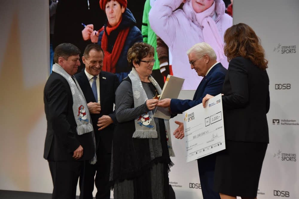 Hans-Heinrich Haase-Fricke und Petra Klingner bekamen die Auszeichnung von Bundespräsident Frank-Walter Steinmeier, Alfons Hörmann, Chef des DOSB, und Marija Kolak vom Bundesverband der Volks- und Raiffeisenbanken.