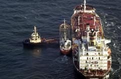 Bergungsspezialisten wollen heute (Montag) Abenderneut versuchen, den östlich der dänischen Insel Samsø im Kattegatauf Grund gelaufenen Tanker «Acushnet» frei zu schleppen. (Foto: dpa)