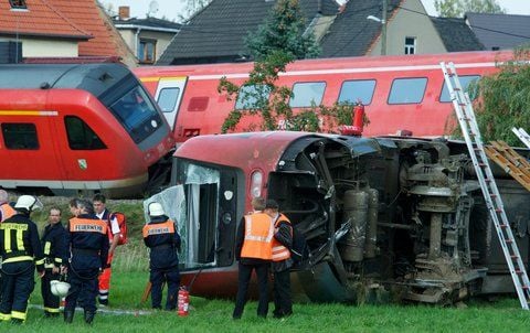 Rettungskräfte stehen nach einem Zugunglück in Lauterbach bei Bad Lausick (Kreis Leipzig) am Dienstag neben dem verunglückten Zug. (FOTO: DPA)