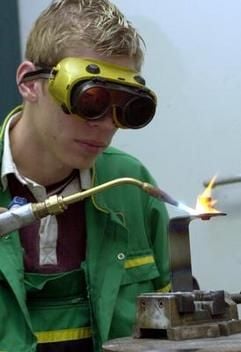 Auszubildener zum Landmaschinen-Mechaniker in Götz bei Brandenburg. (Foto: dpa)