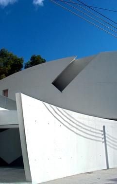 Wie eine gebogene Schildmauer erscheint der Galeriebau der US-Künstlerin Barbara Weil in Puerto Andratx auf Mallorca, den US-Architekt Daniel Libeskind eigens für sie entworfen hat (Aufnahme vom 4.9.2003). Das "Studio Weil" ist kein funktionaler Werkstattbau in Form eines white cube, sondern eine expressive zweigeschossige Bauskulptur, die auf dem Projekt von Libeskinds «virtual house» (1997) basiert. «Mnemonic Cartwheels» nennt der Architekt sein jetziges Konzept für ein Atelier als Mikrokosmos und bezieht sich auf den 1232 in Palma geborenen Ramon Llull, der ein System konzentrischer Kreise zur Erklärung der Welt verwendet hatte. Nach vierjähriger Bauzeit ist am Samstag (6.9.2003) der rund 1,1 Millionen Euro teure und 385 Quadratmeter große Betonkubus eröffnet worden. (Foto: dpa)