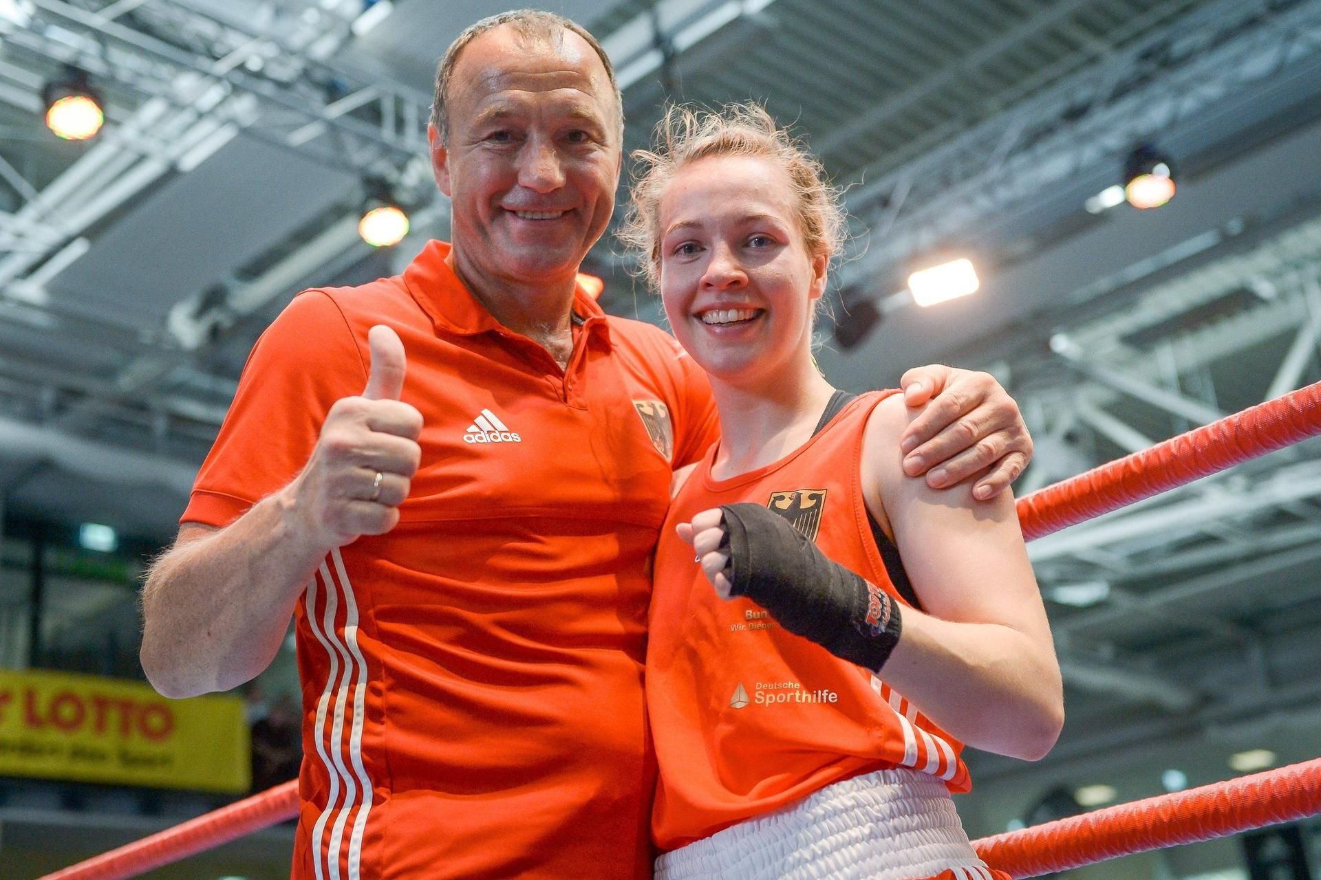 Boxerin Ornella Wahner aus Halle mit ihrem Trainer Michael Timm. (Archivbild)
