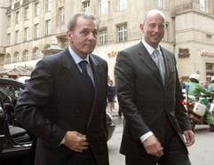 Der Präsident des Internationalen Olympischen Komitees, Jacques Rogge (l), und der Oberbürgermeister der Stadt Leipzig, Wolfgang Tiefensee, gehen am Montag (19.04.2004) gemeinsam zur Mädler-Passage in Leipzig. (Foto: dpa)