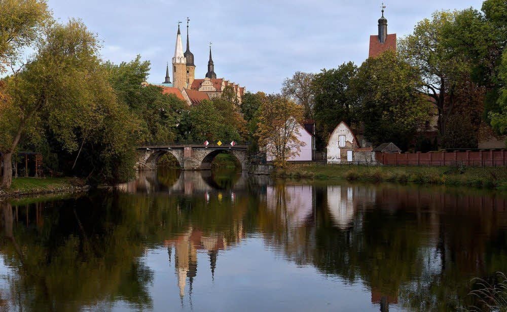 Der hohen, sicheren Lage der Burg auf einem Berg könnte Merseburg seinen Namen verdanken.