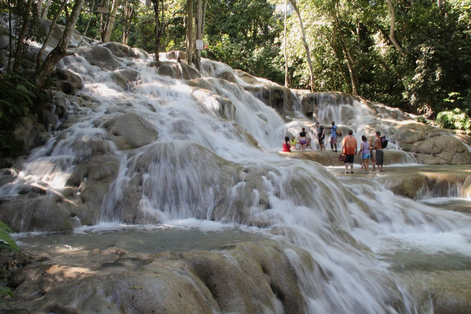 Bei Ocho Rios mündet der Dunn River in Kaskaden in das Karibische Meer.