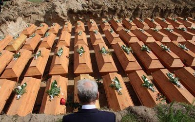 Deutsche Kriegsopfer werden sie aufInitiative des Volksbundes Deutsche Kriegsgräberfürsorge in einerökumenischen Trauerfeier im polnischen Neumark (Stare Czarnowo) naheStettin (Szczecin) beigesetzt. (FOTO: DPA)