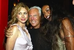 Supermodel Naomi Cambell (r) posiert mit Schauspielerin Yvonne Scio im Arm des italienischen Modeschöpfers Giorgio Armani bei der Eröffnung einer Armani-Boutique in Rom (Archivfoto vom 16.7.2002). (Foto: dpa)