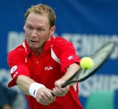 Rainer Schüttler schlägt eine Rückhand zu dem Weißrussen Max Mirnyi während der Dubai Open am 27. Februar 2003. (Foto: dpa)